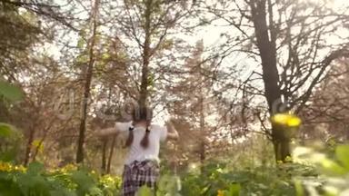 一个孤独的女孩在森林里高高的草地和鲜花之间奔跑。 从后面的角度看。